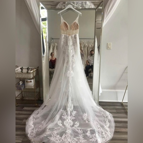 NEW Essence of Australia Lace V-Neckline with Sheer Bodice Wedding Gown D3324 - Picture 6 of 9